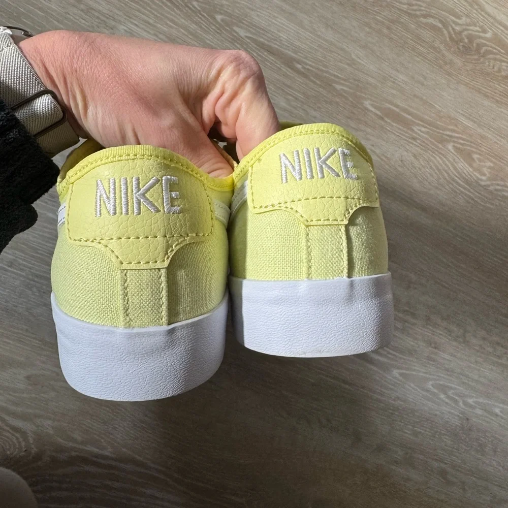 Unisex Nike SB Blazer Court Low Light Citron Sneakers - Sz 7 Men or Sz 8.5 Women